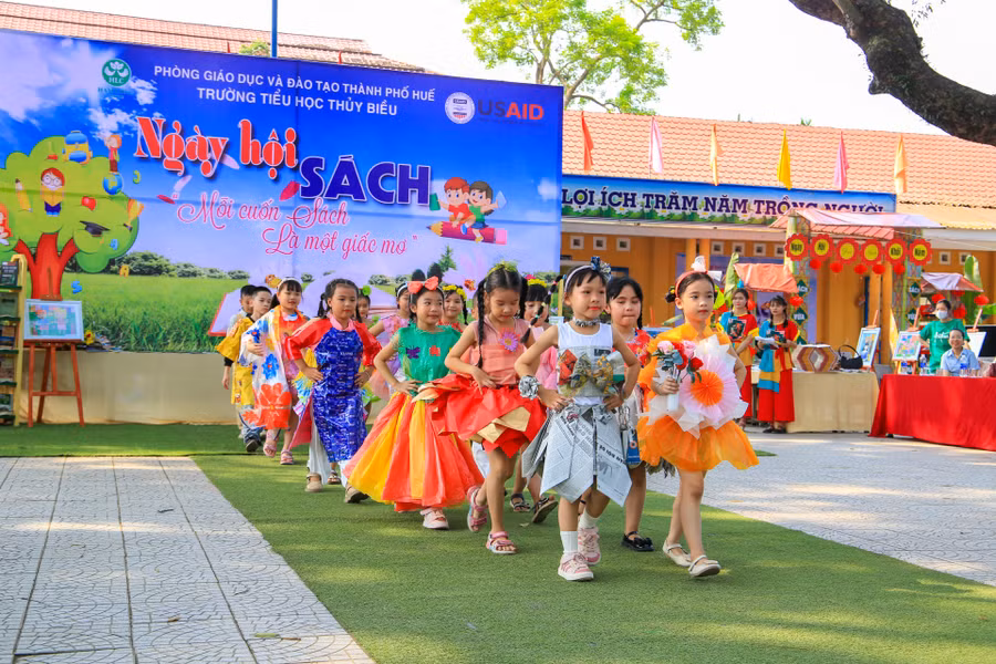 Màn trình diễn thời trang tạo sự hưởng ứng tích cực từ các thầy cô, phụ huynh và toàn thể học sinh.