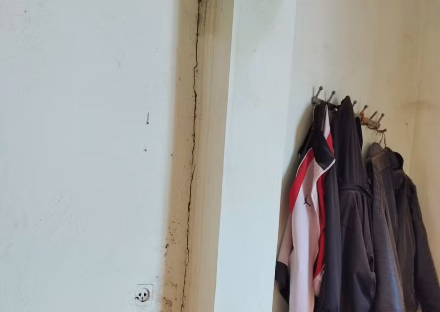 Ngôi nhà của anh Hà Văn Pản, bản Sàng bị nứt tường thành 1 vệt dài.