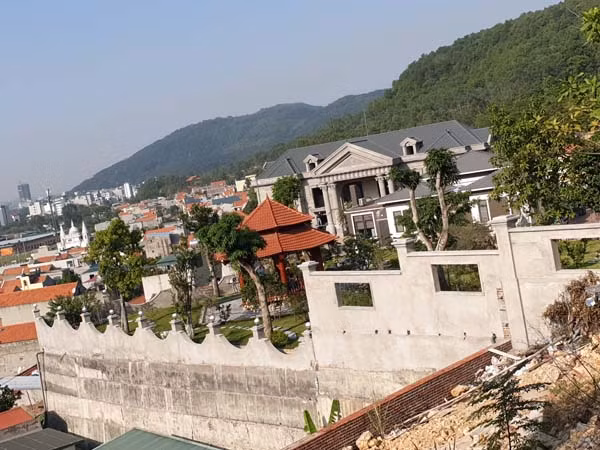 Khuôn viên căn biệt thự không phép được cho là của gia đình bà Mây