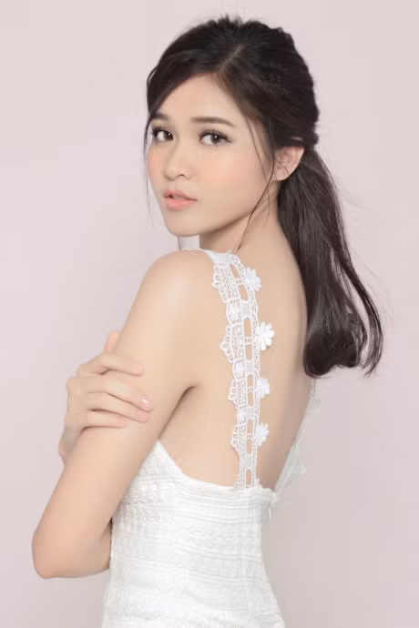 A hau Thuy Dung khoe ve dep tinh khiet nhu suong mai - Anh 8