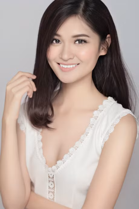 A hau Thuy Dung khoe ve dep tinh khiet nhu suong mai - Anh 9