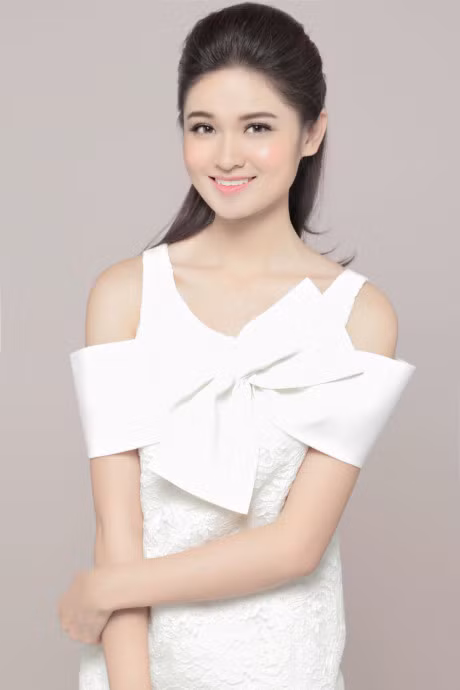 A hau Thuy Dung khoe ve dep tinh khiet nhu suong mai - Anh 4