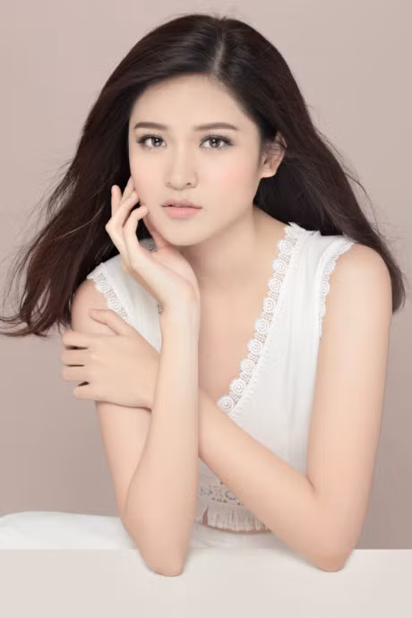 A hau Thuy Dung khoe ve dep tinh khiet nhu suong mai - Anh 3