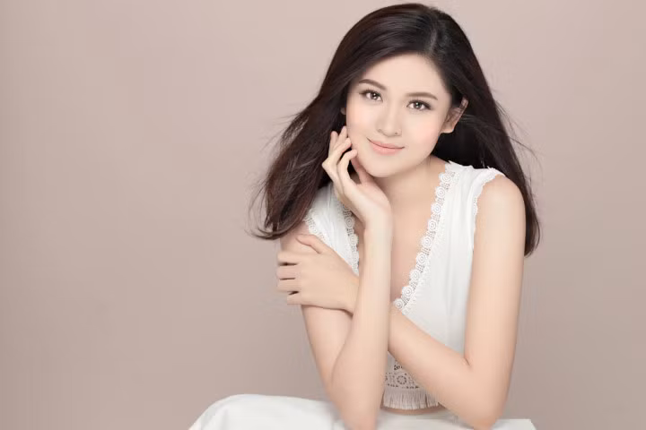 Á hậu Thùy Dung khoe vẻ đẹp tinh khiết như sương mai