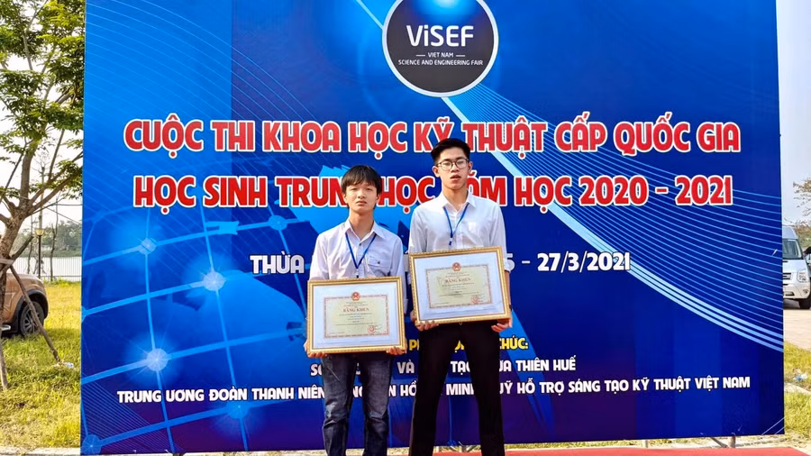 2 HS Trường THPT Hoa Lư A (Ninh Bình) chủ nhân của dự án “Giường bệnh thông minh" đạt giải nhất tại cuộc thi.