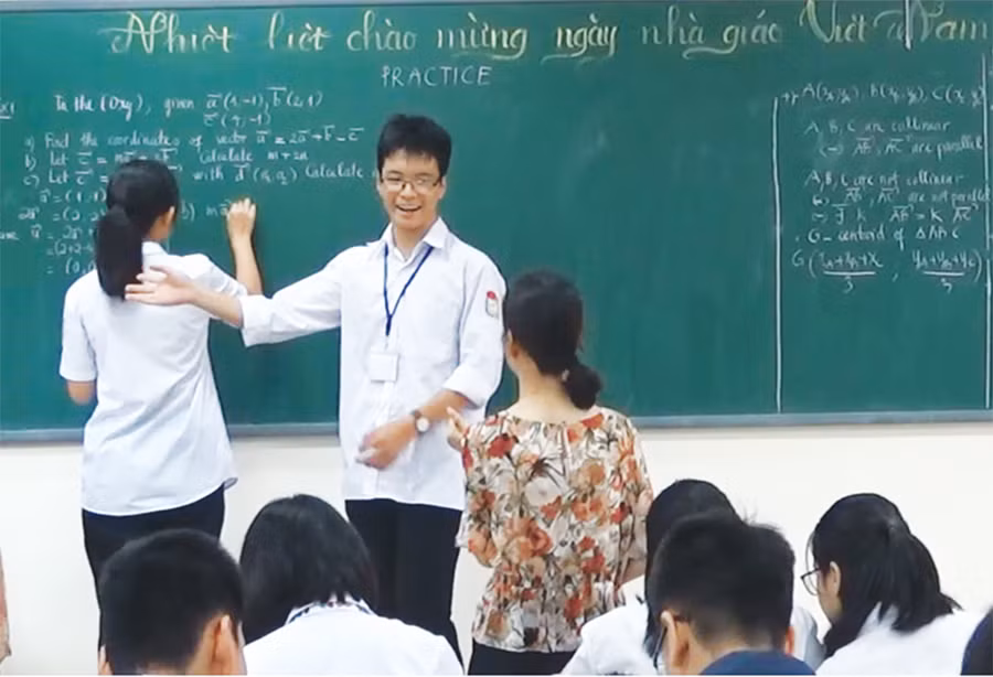 Học sinh chuyên Toán, Trường THPT Chuyên Hùng Vương (Phú Thọ) giải bài tập toán bằng tiếng Anh. Ảnh: IT