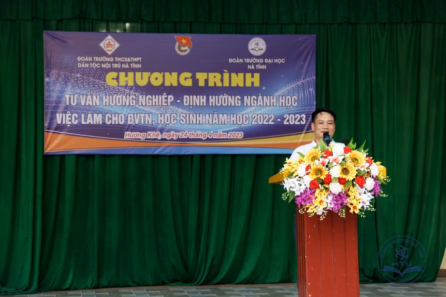 Thầy Hoàng Công Ánh - Bí thư Đoàn trường THCS&amp;THPT dân tộc nội trú Hà Tĩnh phát biểu tại chương trình. (Ảnh: Bá Hải).