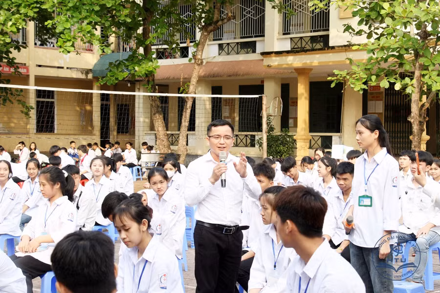 Thầy Biện Văn Quyền - phó Trưởng Ban tuyển sinh trường Đại học Hà Tĩnh tư vấn, giải đáp các thắc mắc của học sinh, ĐVTN về việc lựa chọn ngành học, nghề nghiệp cho tương lai. (Ảnh: Bá Hải).