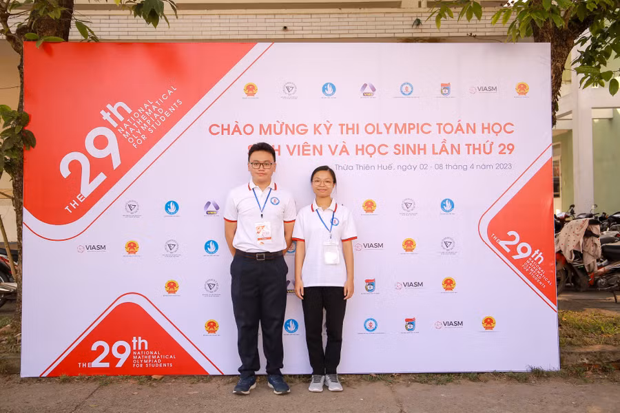 Sinh viên Nguyễn Duy Phước (bên trái) - khoa Toán, Trường ĐH Sư phạm, ĐH Huế cùng bạn tham dự Kỳ thi Olympic Toán học.