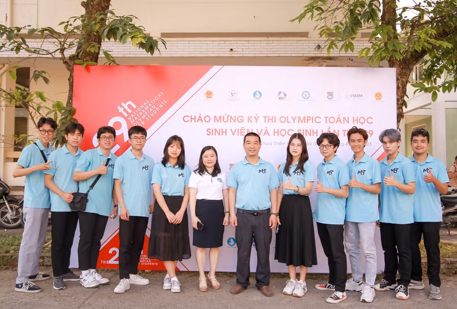 Đoàn dự thi của Trường ĐH Mỏ - Địa chất tham gia với 10 sinh viên và 2 giảng viên.