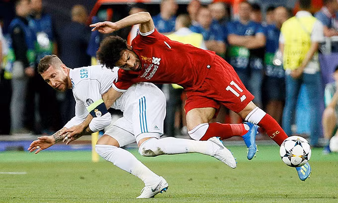 Cổ động viên Liverpool vẫn chưa quên pha bóng khiến Salah sớm phải rời sân.