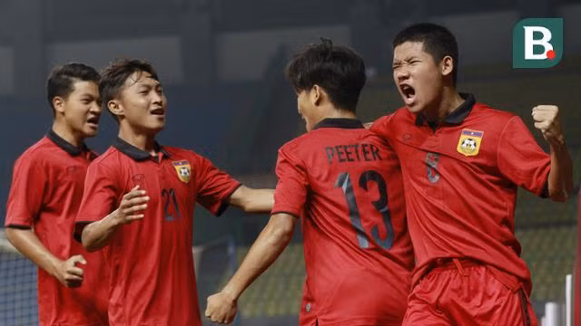 Cầu thủ Lào mừng bàn mở tỷ số vào lưới Thái Lan ở bán kết giải U19 Đông Nam Á. Ảnh: Bola.