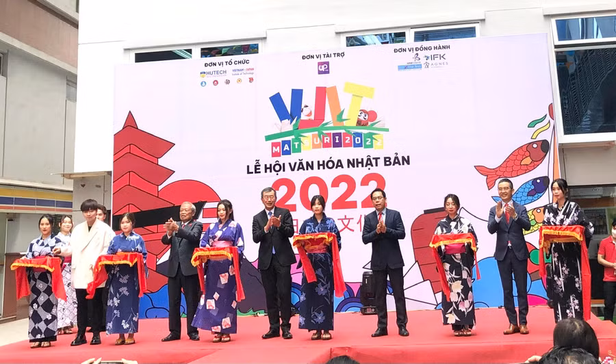 Ngài WATANABE Nobuhiro - Tổng Lãnh sự quán Nhật Bản tại Thành phố Hồ Chí Minh và lãnh đạo HUTECH cắt băng khai mạc Lễ hội MATSURI 2022.