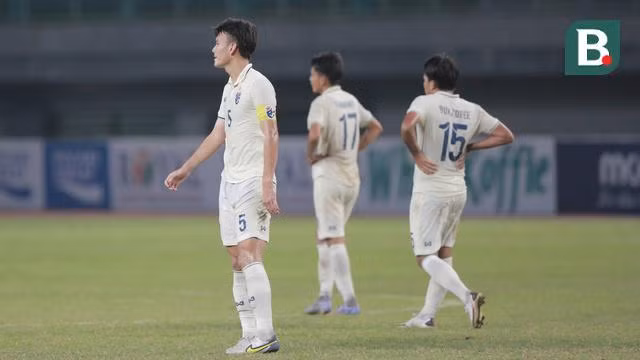 Phản ứng thất vọng của cầu thủ Việt Nam sau trận thua Malaysia 0-3 ở bán kết giải U19 Đông Nam Á. Ảnh: Bola