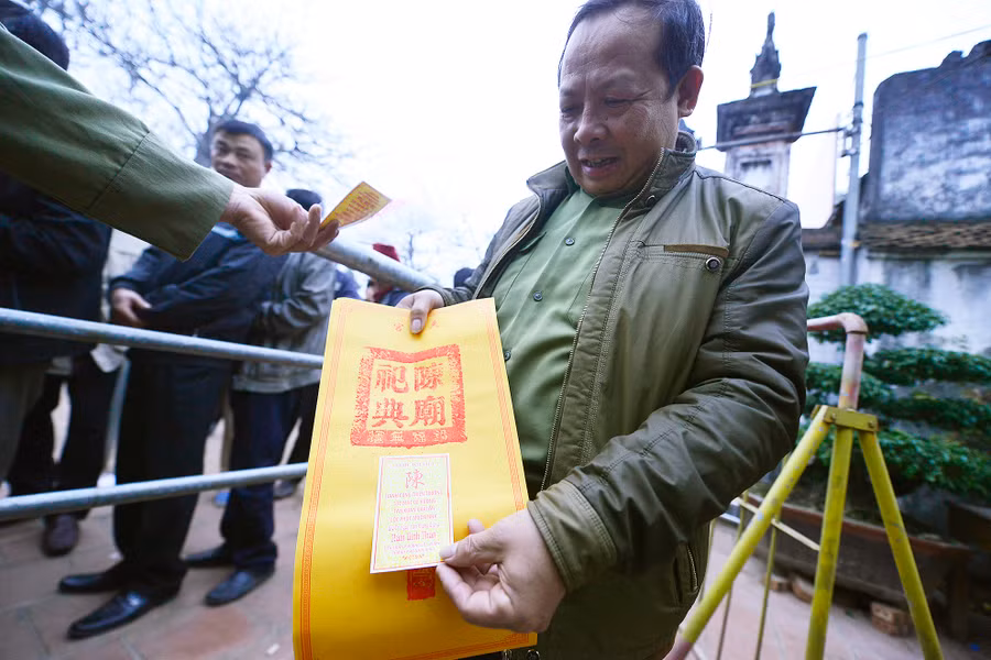 Ông Hà (ở phường Lộc Vượng, Nam Định) tỏ ra hài lòng dù xếp hàng khá lâu mới mua được ấn.