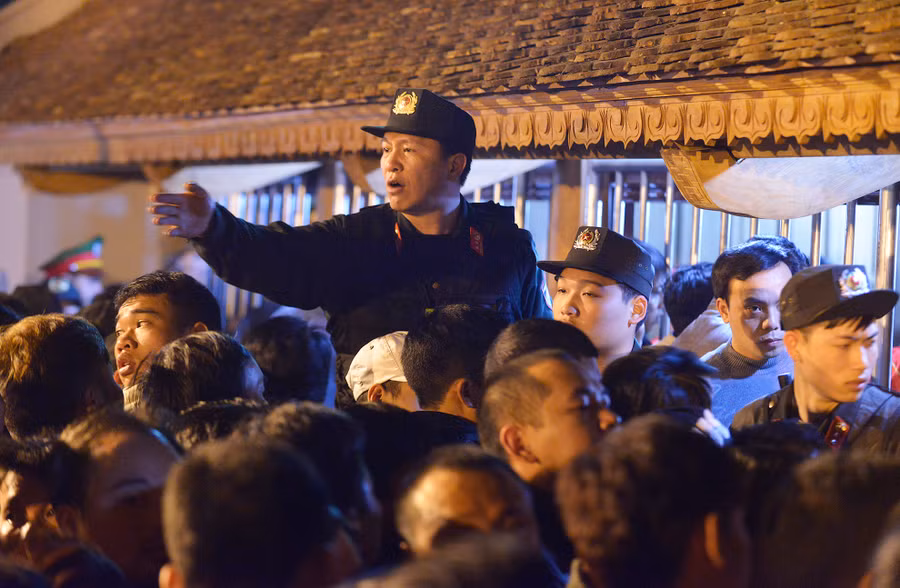 Không có loa phóng thanh, lực lượng an ninh phải trèo ghế để yêu cầu bà con bình tĩnh, không nên vội vàng.