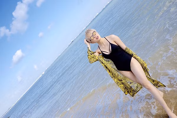 Thiều Bảo Trâm diện bikini khoe chân thon trên biển - Ảnh 7.