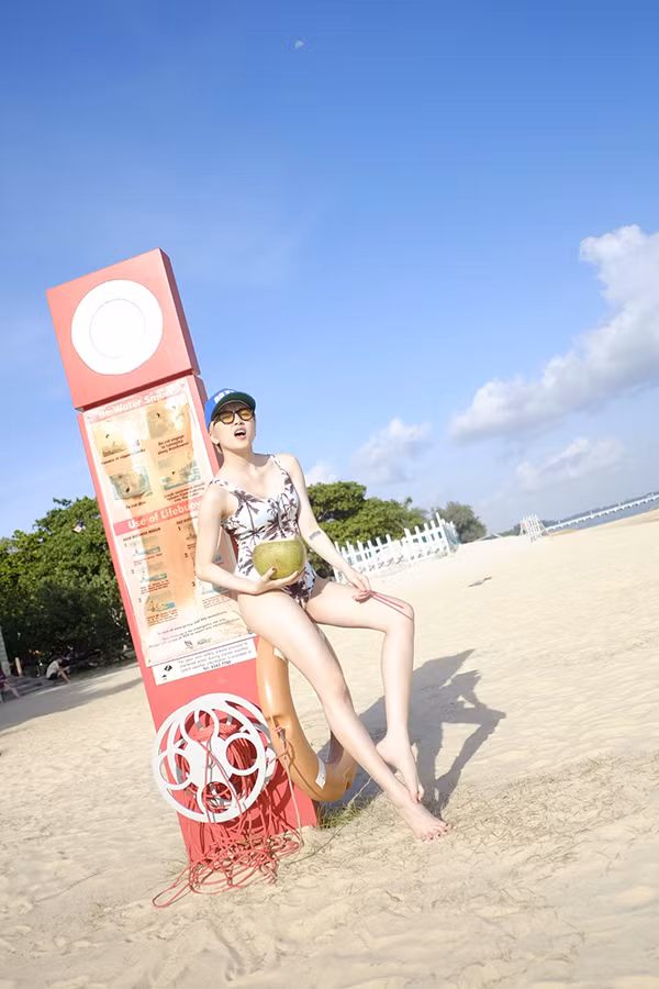 Thiều Bảo Trâm diện bikini khoe chân thon trên biển - Ảnh 5.