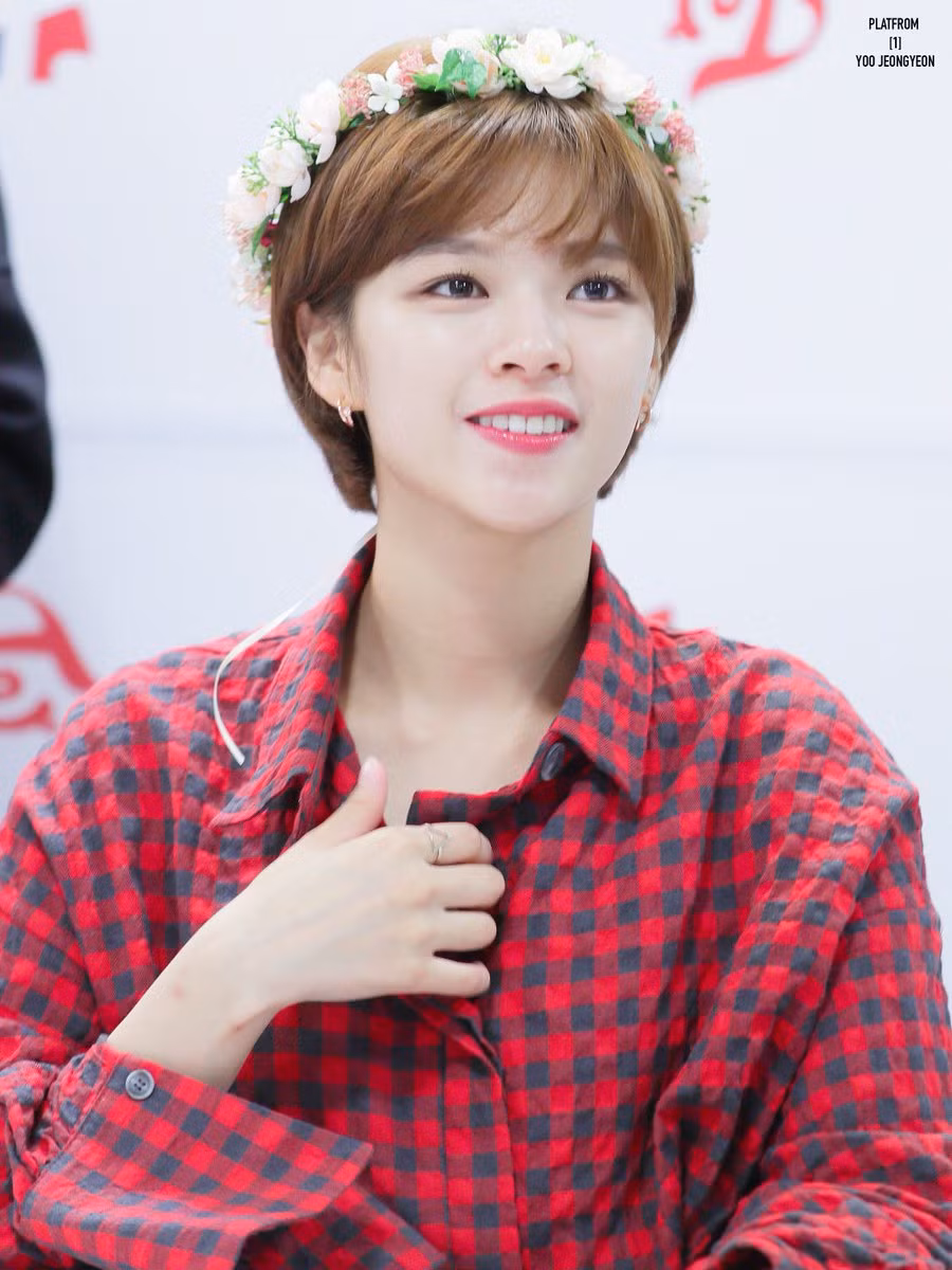 Jung Yeon (TWICE): Giữa dàn tân binh xinh đẹp, nữ tính ở Kpop, Jung Yeon trở thành gương mặt nổi bật khi tạo nên sự khác biệt với mái tóc ngắn và hình tượng cá tính. Cũng nhờ sự khác biệt, nữ idol nhanh chóng sở hữu lượng fandom đông đảo, đặc biệt là fan nữ. Nhan sac nhung nu than tuong tuoi Ty noi tieng bac nhat Kpop hinh anh 7 CsJc5FhUMAAHdgr.jpg