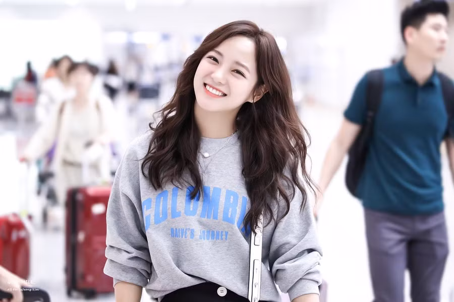 Kim Se Jeong (Gugudan): Nổi tiếng từ sau khi tham gia Produce 101 mùa 1 và trở thành một trong những thành viên xuất sắc trong đội hình I.O.I, Se Jeong nhanh chóng nhận được nhiều thiện cảm từ công chúng nhờ tài năng và tính cách tốt bụng. Nhan sac nhung nu than tuong tuoi Ty noi tieng bac nhat Kpop hinh anh 19 2614794fd8ba80f5d37b5fe51fac3f33.jpg