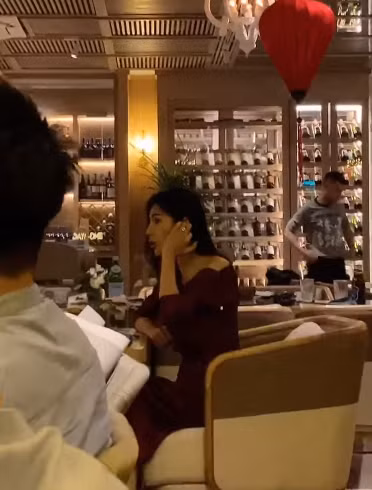 Thủy Tiên lộ clip quay lén, nhan sắc thật gây tranh cãi vì bị chê "nhìn như chuyển giới" - Ảnh 2.