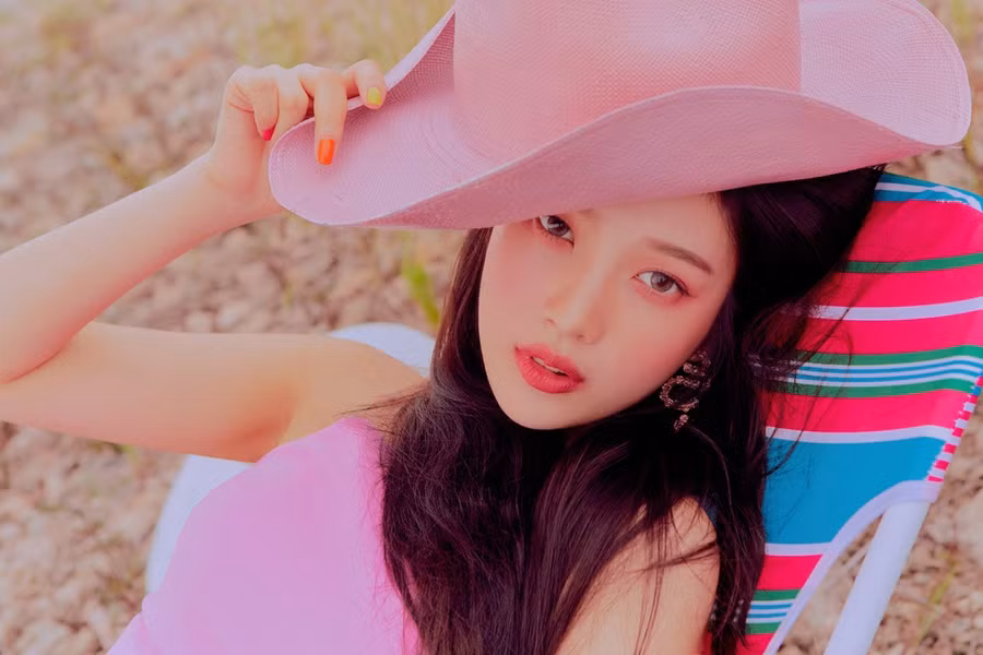 Joy (Red Velvet): Ra mắt năm 2014, Joy thu hút sự chú ý nhờ nhan sắc tươi trẻ, tràn đầy sức sống. Cô được mệnh danh là “vitamin hạnh phúc” của Red Velvet. Sau khi lột xác nhờ giảm cân thành công, nữ ca sĩ cho thấy sức hút mạnh mẽ bởi thân hình gợi cảm, kết hợp hình tượng ngây thơ, trong sáng và trưởng thành, quyến rũ. Nhan sac nhung nu than tuong tuoi Ty noi tieng bac nhat Kpop hinh anh 5 EB28U7XX4AAq2vN.jpg