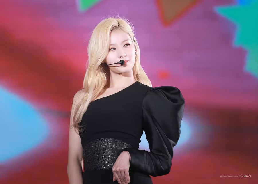 Sana (TWICE): Sau khi giảm cân thành công, nhan sắc của Sana được thăng hạng đáng kể. Diện mạo của cô được ví như công chúa trong phim hoạt hình Disney. Nét đẹp vừa ngây thơ vừa quyến rũ giúp thành viên nhóm TWICE thu hút lượng fan nam đông đảo nhất trong nhóm. Sana luôn đứng đầu danh sách những idol được nam giới yêu thích nhất Kpop. Nhan sac nhung nu than tuong tuoi Ty noi tieng bac nhat Kpop hinh anh 10 sanaddict1229_1165683595740164098_EC1XByXX4AA22ql.jpeg