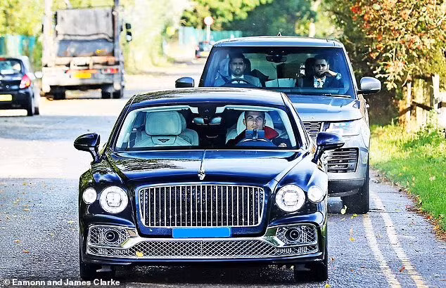 2 vệ sĩ đi Range Rover hộ tống Ronaldo tới sân tập của Man Utd.