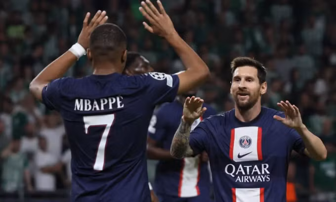 Messi chia vui với đồng đội sau khi ghi bàn vào lưới Câu lạc bộ thứ 39 tại sân chơi Champions League. Messi chia vui với đồng đội sau khi ghi bàn vào lưới Câu lạc bộ thứ 39 tại sân chơi Champions League.