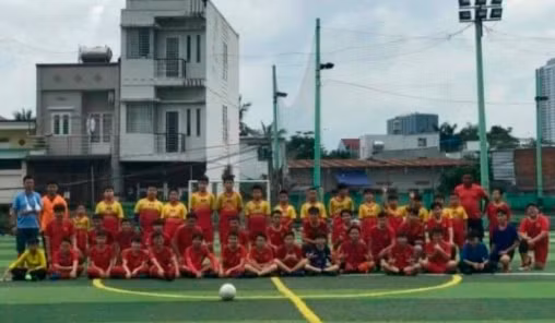 Học sinh Trường THCS Hoàng Quốc Việt trên sân bóng.