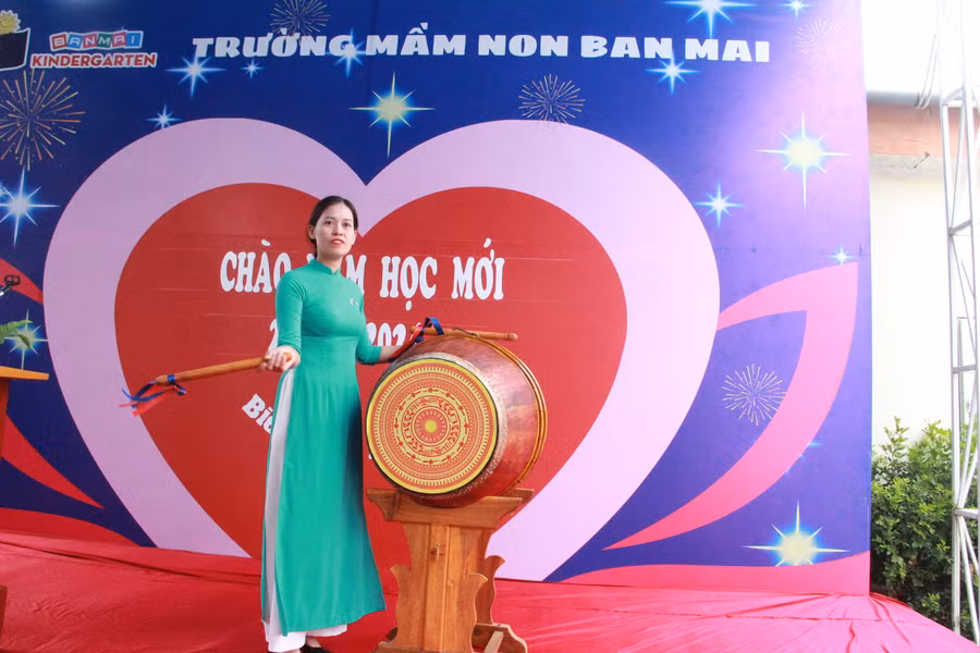 Cô Nguyễn Thị Hoàn - Hiệu trưởng nhà trường đánh trống khai giảng năm học mới. (Ảnh: Vũ Long)