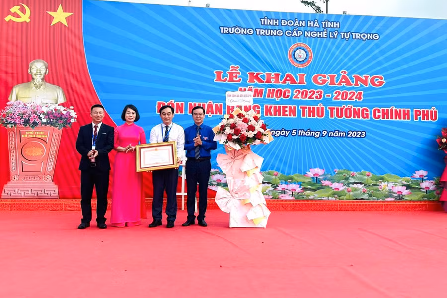 Vinh dự đón nhận Bằng khen của Thủ tướng Chính phủ.