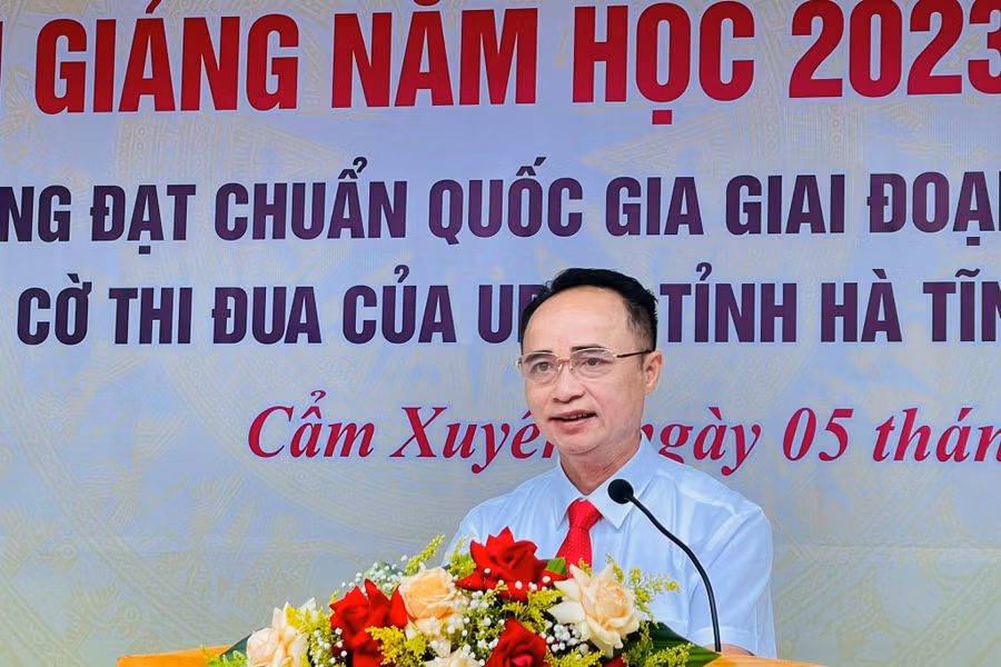 Thầy giáo Nguyễn Văn Quang - Bí thư Đảng bộ, Hiệu trưởng trường THPT Cẩm Bình đọc Thư chúc mừng của Chủ tịch nước.