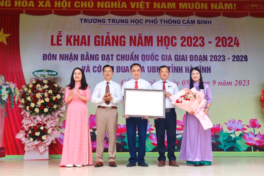 Trường THPT Cẩm Bình vinh dự đón nhận Bằng đạt chuẩn Quốc gia.