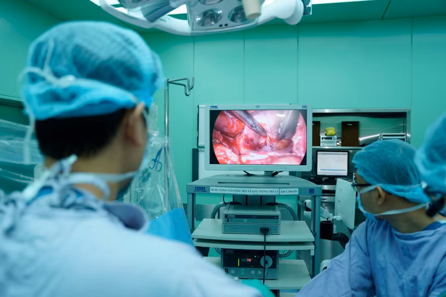 Phương pháp thay van động mạch chủ nội soi giúp người bệnh không phải trải qua một cuộc phẫu thuật xâm lấn nặng nề. Ảnh: BVCC Phương pháp thay van động mạch chủ nội soi giúp người bệnh không phải trải qua một cuộc phẫu thuật xâm lấn nặng nề. Ảnh: BVCC