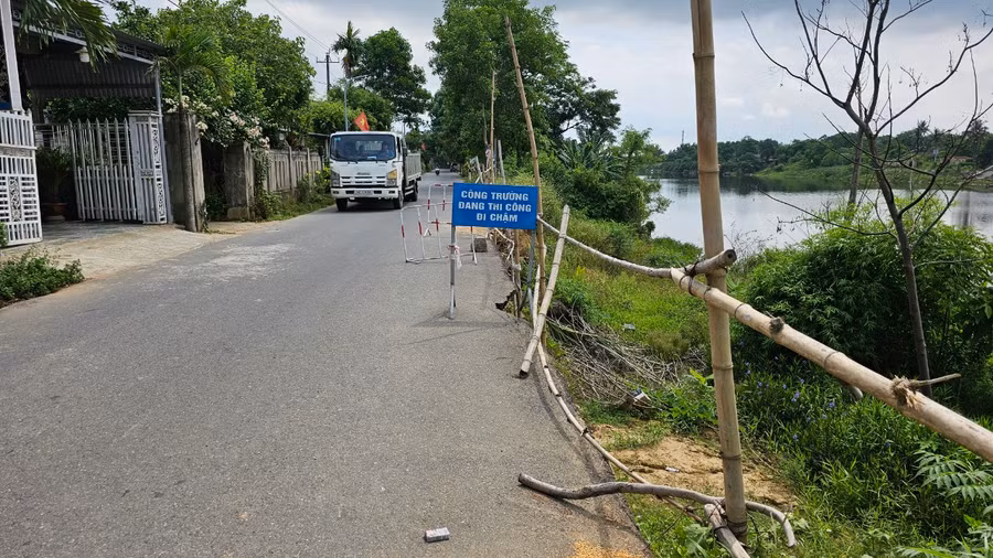 Đoạn đường nhựa bị sạt lở ăn sâu, hàng ngày có nhiều phương tiện qua lại.