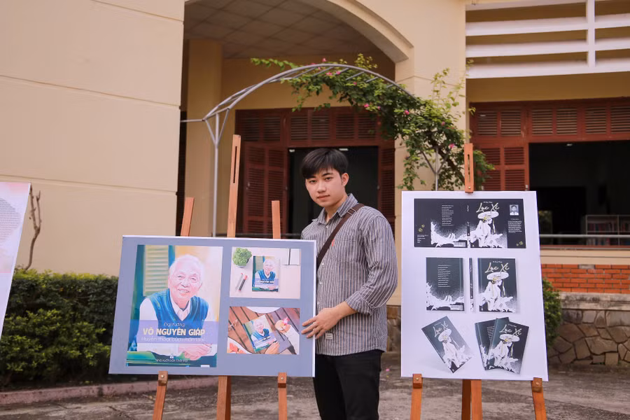 Sinh viên Lê Anh Lâm – Trường Đại học Nghệ thuật, Đại học Huế với tác phẩm tranh vẽ Đại tướng Võ Nguyên Giáp tại cuộc thi (Ảnh: Hoàng Hải).