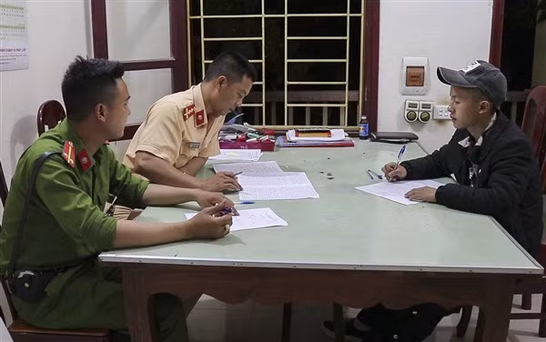 Một “quái xế” tuổi teen bị lực lượng chức năng xử lý.