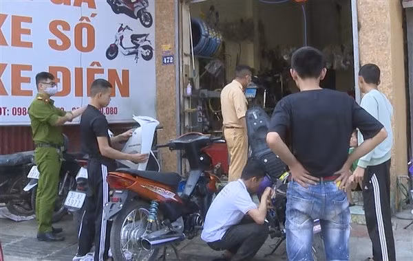 Một cửa hàng chuyên độ xe mới bị lực lượng Công an TP Điện Biên Phủ kiểm tra, xử lý.