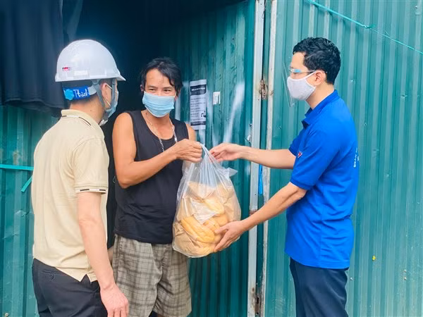 Những suất cơm nóng hổi được đóng gói cẩn thận gồm nhiều thức ăn như lạc, thịt rang, rau xào… gửi đến công nhân nghèo.