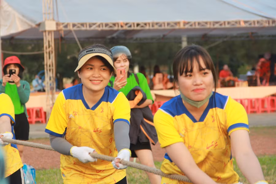 Cuộc thi nhằm giao lưu, tinh thần gắn kết của các nữ đoàn viên FHS. Cuộc thi nhằm giao lưu, tinh thần gắn kết của các nữ đoàn viên FHS.