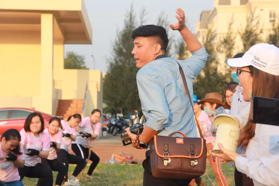 Ngoài vạch thi đấu, các cổ động viên cũng cháy hết mình. Ngoài vạch thi đấu, các cổ động viên cũng cháy hết mình.