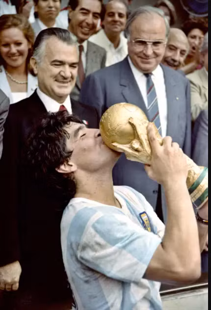 Chị gái Maradona khóc nghẹn vì bị các con của "cậu bé vàng" đuổi ra khỏi nhà ảnh 1