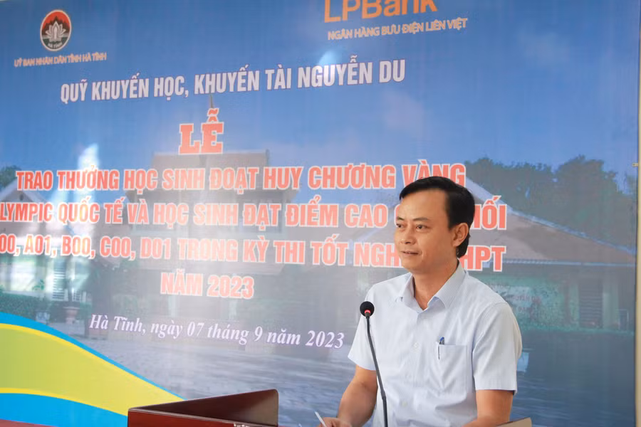 Ông Hà Văn Hùng - Trưởng ban Tuyên giáo Tỉnh ủy phát biểu tại buổi lễ.