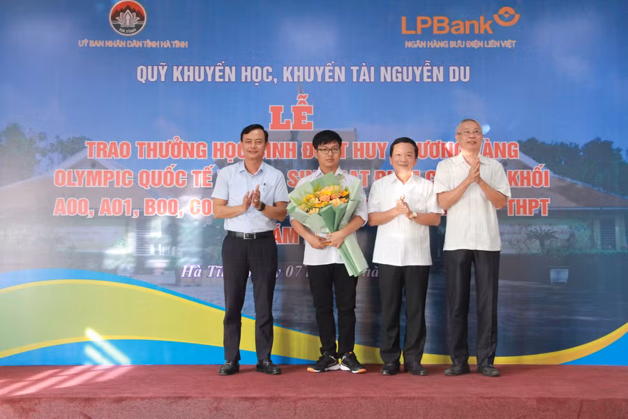 Lãnh đạo tỉnh trao quà cho em Đinh Cao Sơn giành HCV Olympic Hóa học Quốc tế năm 2023...