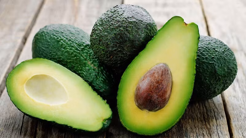 Bơ có công dụng làm giảm chất béo trung tính và lượng cholesterol xấu lưu thông trong máu. Bơ có công dụng làm giảm chất béo trung tính và lượng cholesterol xấu lưu thông trong máu.