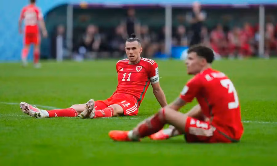 Gareth Bale và các đồng đội thất vọng sau khi thua Iran ở những phút bù giờ. Lượt cuối, họ phải ‘tử chiến’ với Anh mới hi vọng đi tiếp. Gareth Bale và các đồng đội thất vọng sau khi thua Iran ở những phút bù giờ. Lượt cuối, họ phải ‘tử chiến’ với Anh mới hi vọng đi tiếp.