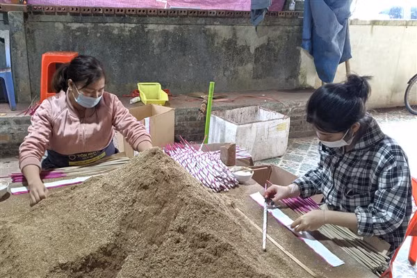 Quấn hương là công đoạn cuối cùng để tạo nên một que hương.