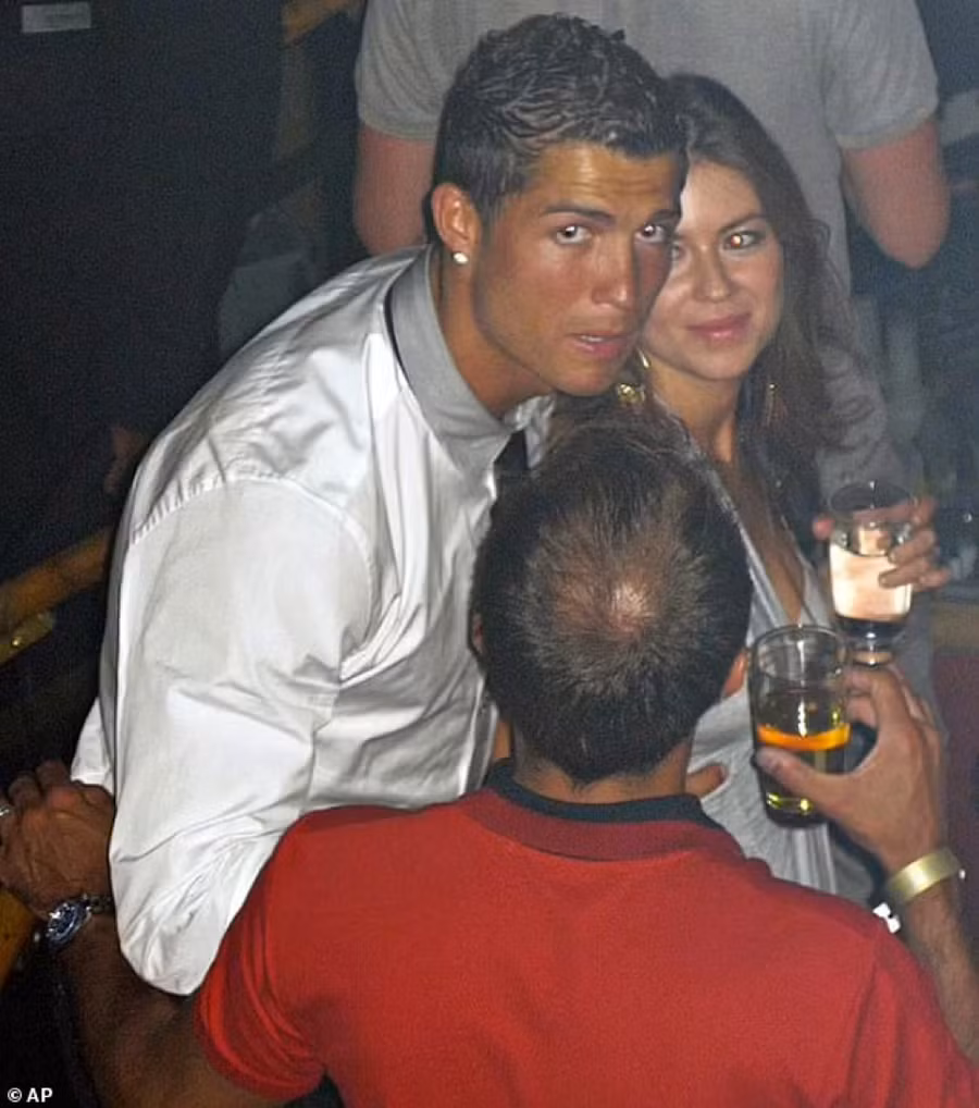 Năm 2010, Ronaldo từng chi 270.000 bảng Anh để mua sự im lặng của Mayorga .