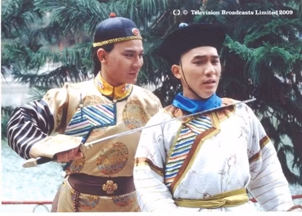 Lộc đỉnh ký: Đây là tác phẩm cuối cùng trong sự nghiệp Kim Dung, được ông thai nghén trong 4 năm. Đây cũng là tác phẩm khác biệt nhất của Kim Dung. Nhân vật chính không phải là quân tử, cao thủ võ hiệp mà chỉ là kẻ đầu óc lanh lợi thực dụng. Về đời tư, người đàn ông này quá đào hoa khi có tới 7 bà vợ. Từ năm 1984 đến nay, các nhà làm phim đã 6 lần dựng thành phim. Với khán giả bản phim họ yêu thích nhất là bản của Lương Triều Vỹ (ảnh). Nhưng không vì thế các bản phim còn lại bị lạnh nhạt. Trong ngày sinh nhật 92 tuổi của Kim Dung, Huỳnh Hiểu Minh thừa nhận anh “tu 3 kiếp” mới được đóng Vi Tiểu Bảo. Điều đó đủ cho thấy, Lộc đỉnh ký hot như thế nào. Lộc đỉnh ký: Đây là tác phẩm cuối cùng trong sự nghiệp Kim Dung, được ông thai nghén trong 4 năm. Đây cũng là tác phẩm khác biệt nhất của Kim Dung. Nhân vật chính không phải là quân tử, cao thủ võ hiệp mà chỉ là kẻ đầu óc lanh lợi thực dụng. Về đời tư, người đàn ông này quá đào hoa khi có tới 7 bà vợ. Từ năm 1984 đến nay, các nhà làm phim đã 6 lần dựng thành phim. Với khán giả bản phim họ yêu thích nhất là bản của Lương Triều Vỹ (ảnh). Nhưng không vì thế các bản phim còn lại bị lạnh nhạt. Trong ngày sinh nhật 92 tuổi của Kim Dung, Huỳnh Hiểu Minh thừa nhận anh “tu 3 kiếp” mới được đóng Vi Tiểu Bảo. Điều đó đủ cho thấy, Lộc đỉnh ký hot như thế nào.